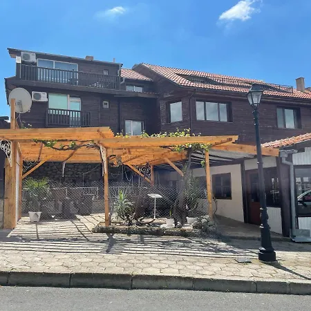 The Two Anchors نيسيبار