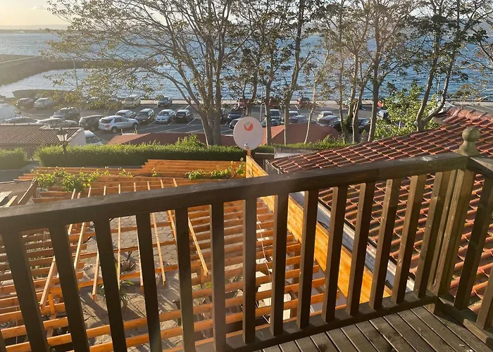 Проживание в семье The Two Anchors Несебр